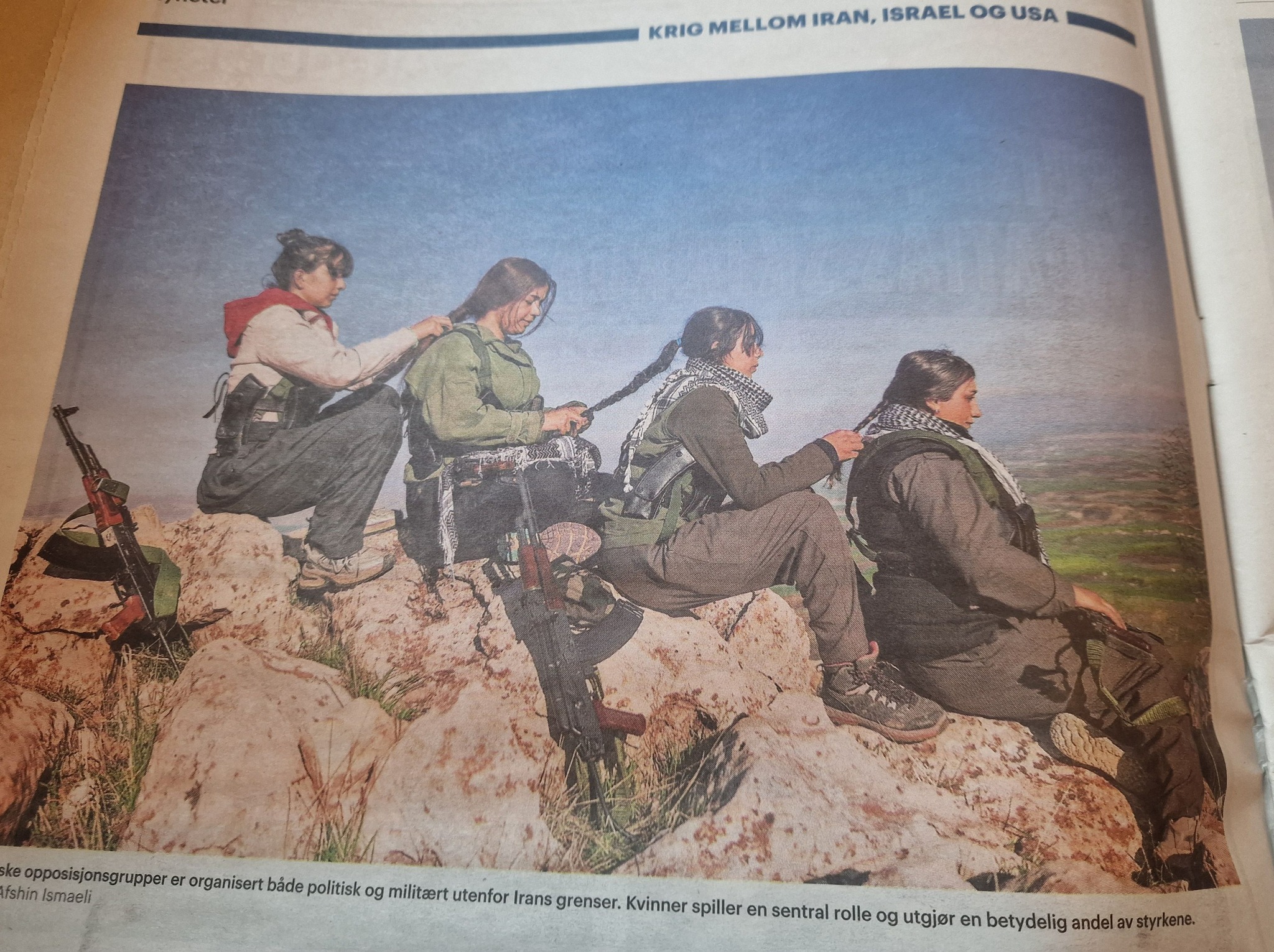 Kan vere eit bilete av tekst der det står "KRIO MELLOM IRAN, KRHOMELLOMIRAN.IBRAELOOUSA ISRAEL OG USA ske opposisjons opposisjonsgrupper er organisert báde politisk og fshin Ismaeli militaert militaertutenfor utenfor Irans grenser. Kvinner spiller en sentral rolle og og utgjor en betydelig andel V styrkene."